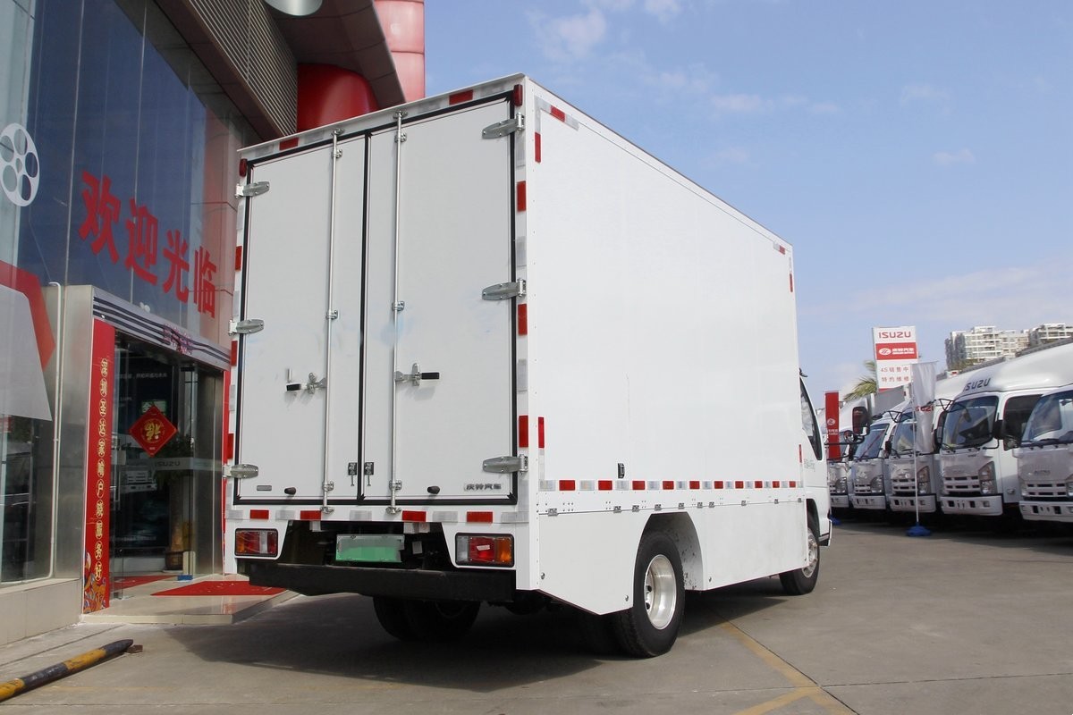Qingling ISUZU EV100 4.5T 4.25Meters Pure electric cargo truck QL5041XXYBEVECHA1