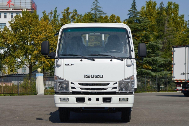  Qingling ISUZU Light Truck 100P 5.5Meters 4x2 QL1070BUKA NP30A