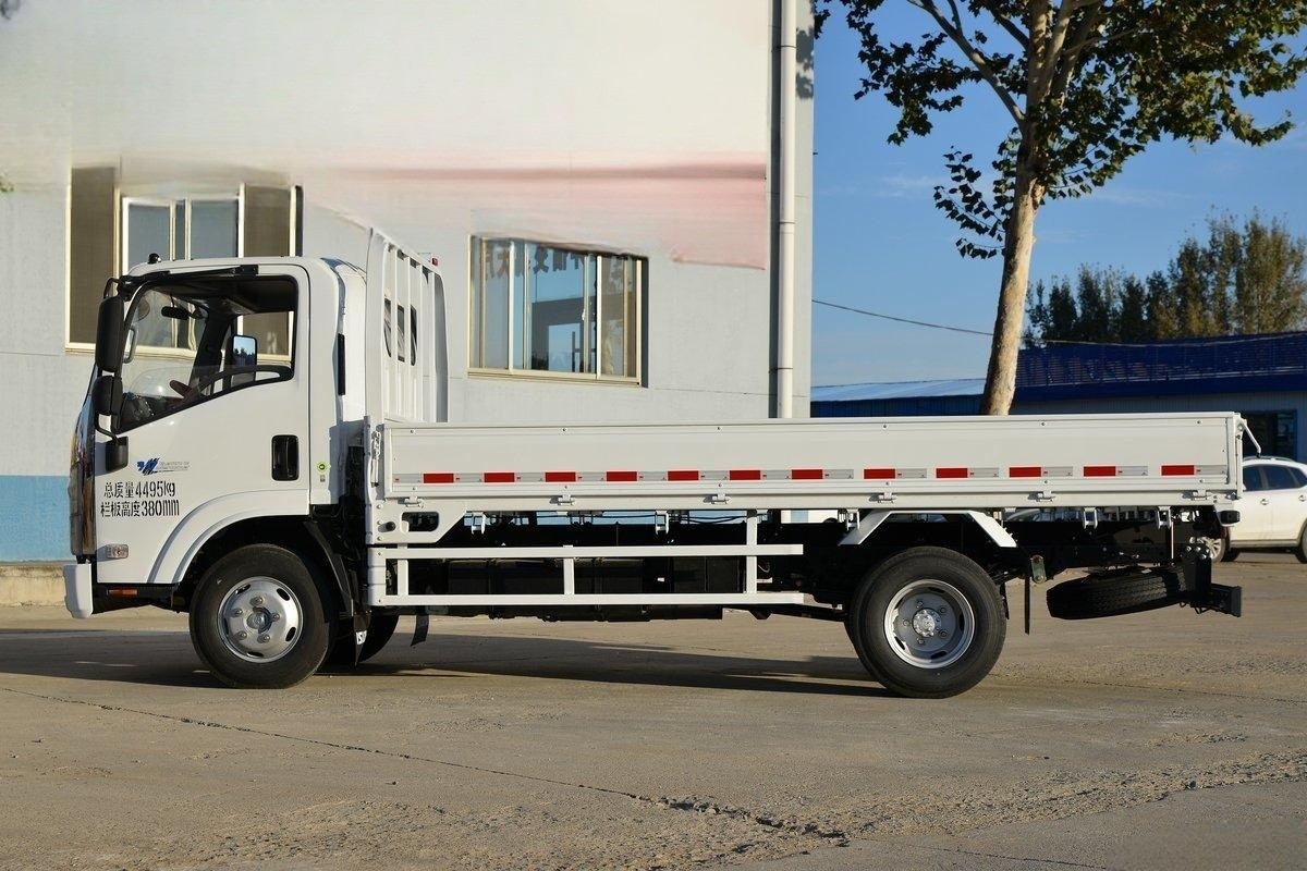  Qingling ISUZU M100 light truck 4x2 QL1045BUHA
