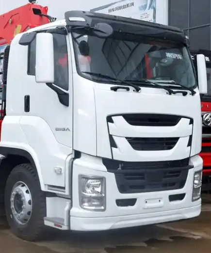 Qingling Isuzu FTR/4x2 cargo truck with XCMG 5-Ton Four Section Folding QL5180XXYAJWHY