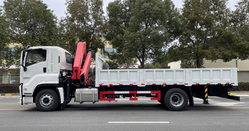 Qingling Isuzu FTR/4x2 cargo truck with XCMG 5-Ton Four Section Folding QL5180XXYAJWHY