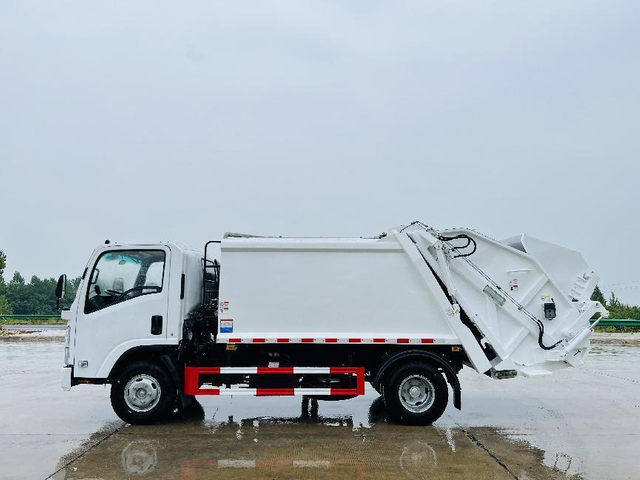 QingLing ISUZU 700P 4x4 6M3 Compressed Garbage TRUCK QL1110CNHAY