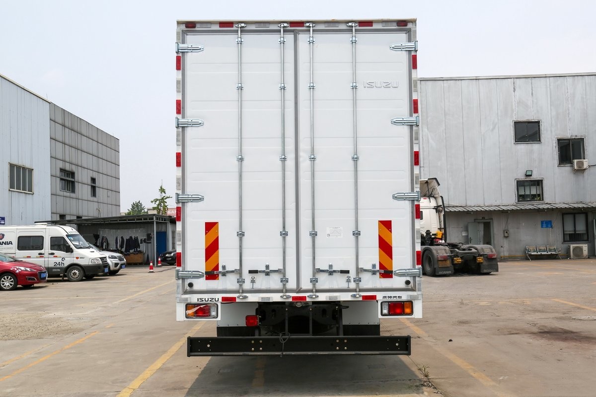  Qingling ISUZU Giga Van Truck 700P 4x2 QL5181XXYAJWH