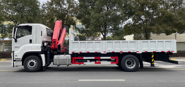 ISUZU 4X2 TRUCK WITH 5 TON CRANE QL5180XXYXRFRY