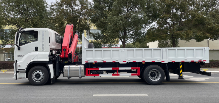 ISUZU 4X2 TRUCK WITH 5 TON CRANE QL5180XXYXRFRY