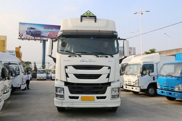 Qingling Isuzu Giga Dangerous Goods Tractor Truck 6X4 QL4251U2NDZ