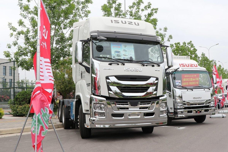 Qingling Isuzu Giga Tractor Truck VC66 6X4 