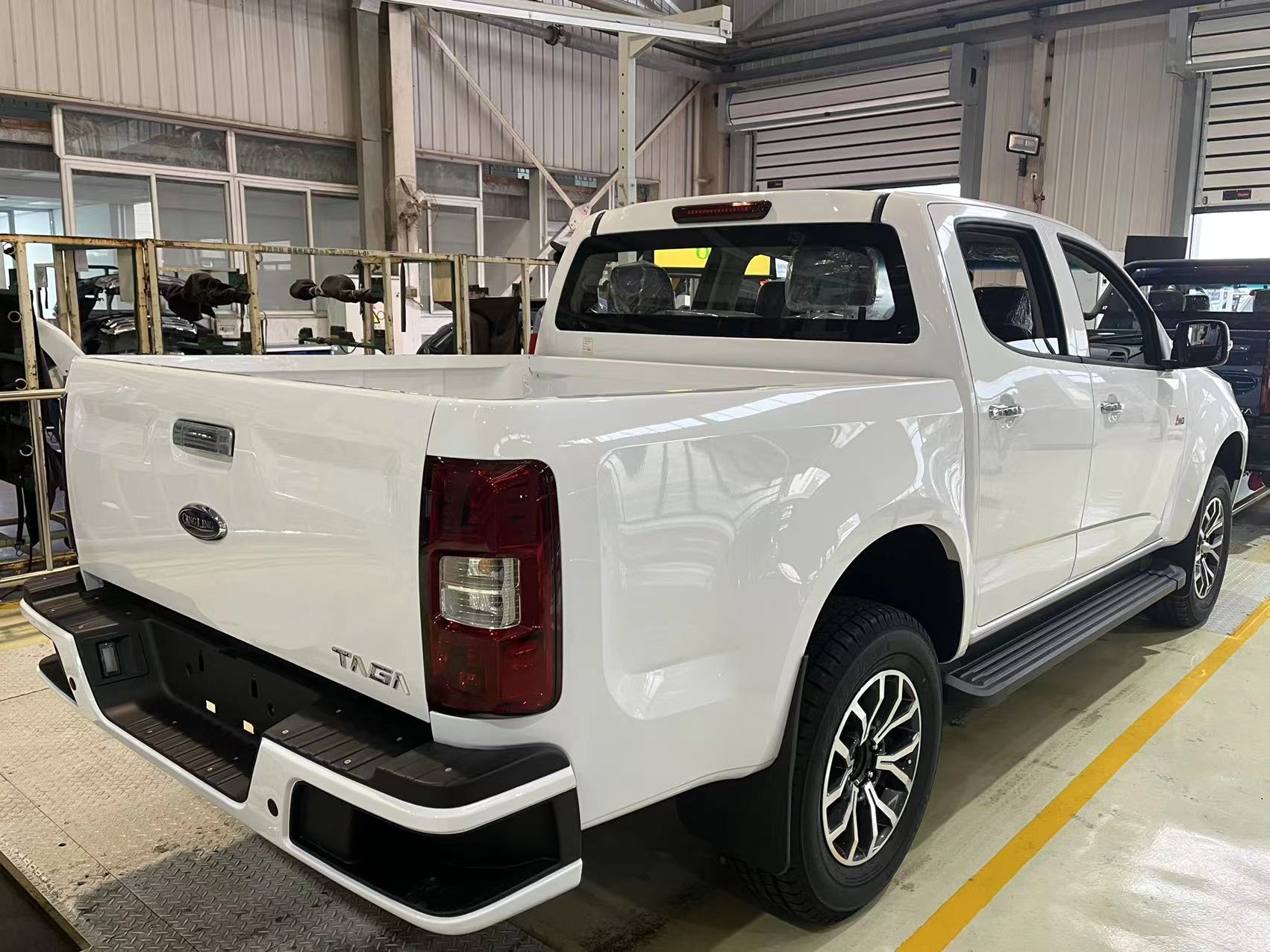  Qingling ISUZU White Double Row Cab Cargo Truck QL1030BZHW