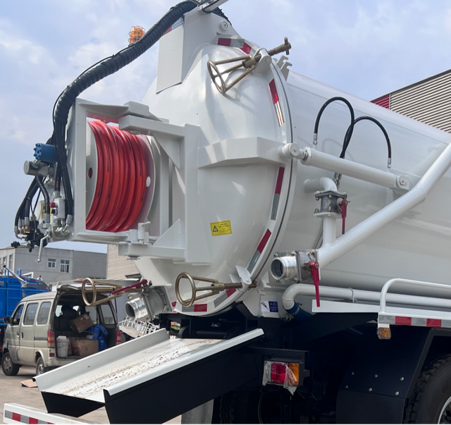 QINGLING ISUZU Sewage suction truck 10000L 6*4 QL1250FNFZY 